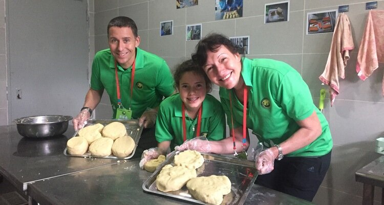 Prepara torte in diverse forme per i panda.